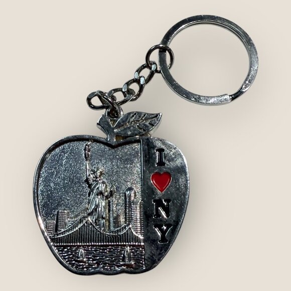 I ❤️ NY Souvenir Apple Keychain With Statue Of Liberty & Skyline Design - Picture 1 of 2